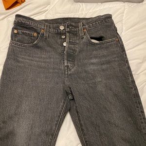 Levis. Women. Has a vintage look. W27 L28. Has a rly nice fit to the butt